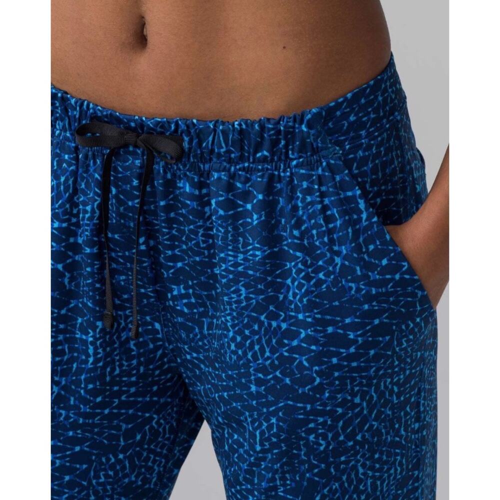 Lululemon Slim Jet Crop Joggers Size 2 Pants Blue Samba Snake Print - Picture 2 of 9
